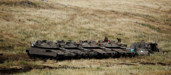 Израелски војници стоје поред тенкова у близини израелске стране границе са Сиријом на окупираној Голанској висоравни - Sputnik Србија