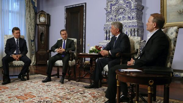 Premijer Rusije Dmitrij Medvedev na sastanku s kandidatom za predsednika Ukrajine Jurijem Bojkom i ukrajinskim političarem Viktorom Medvedčukom - Sputnik Srbija