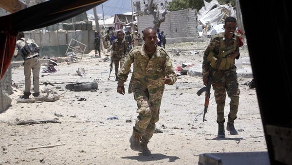 Somalijski vojnici trče u zaklon tokom obračuna s teroristima - Sputnik Srbija