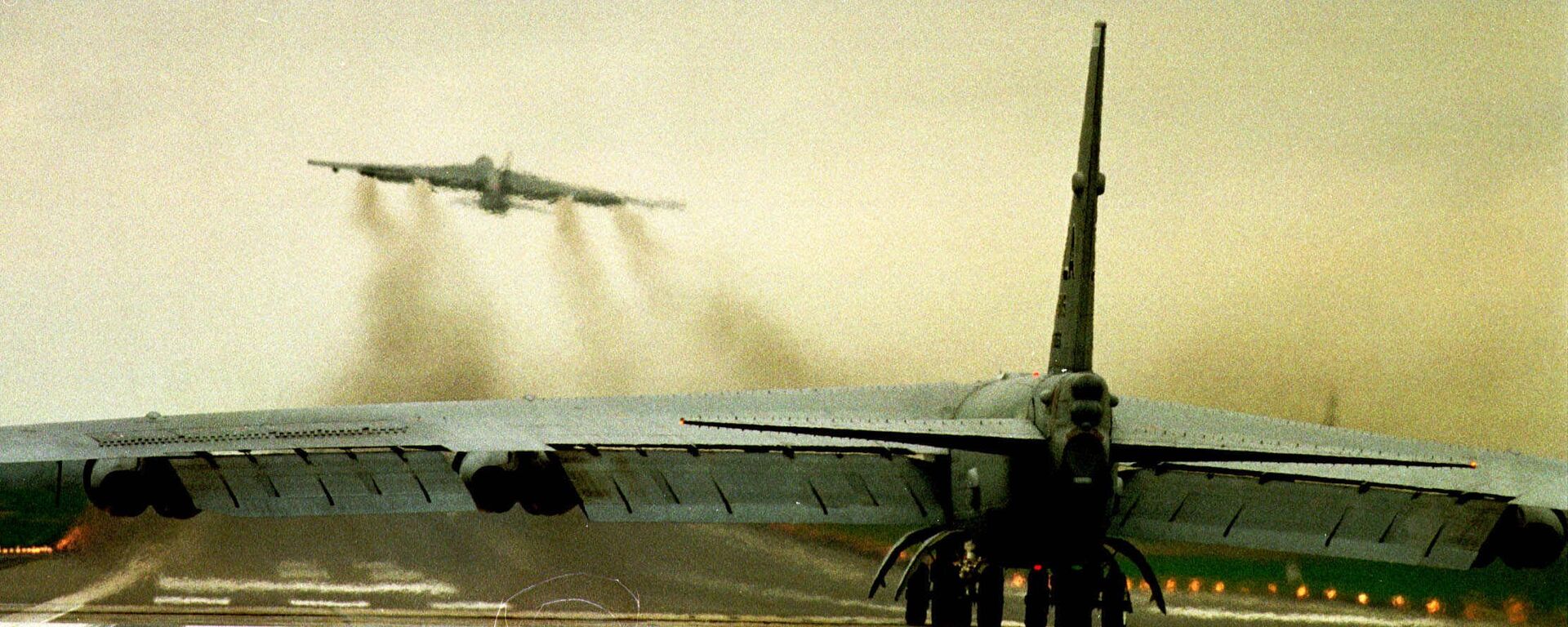 НАТО авиони Б-52 узлећу са британског аеродрома Фејрфорд током бомбардовања СРЈ 1999. - Sputnik Србија, 1920, 27.02.2022