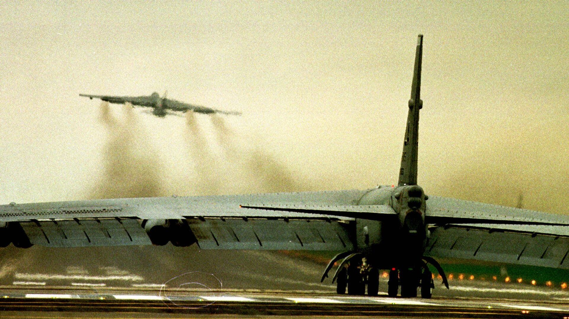 НАТО авиони Б-52 узлећу са британског аеродрома Фејрфорд током бомбардовања СРЈ 1999. - Sputnik Србија, 1920, 26.03.2021