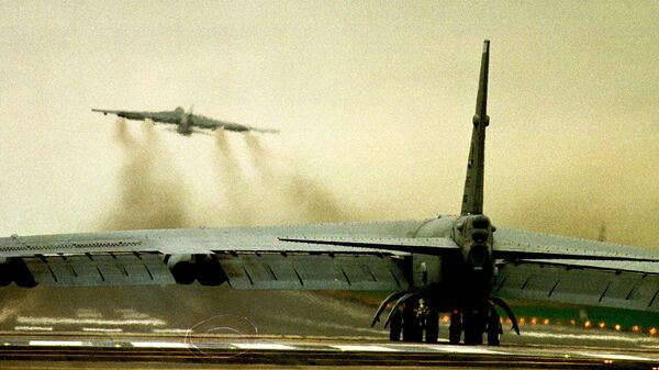 NATO avioni B-52 uzleću sa britanskog aerodroma Fejrford tokom bombardovanja SRJ 1999. - Sputnik Srbija