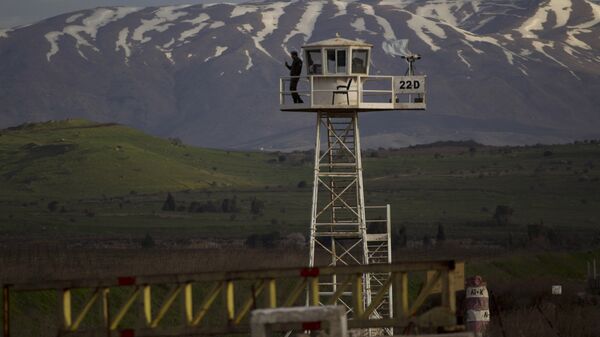 Pripadnici mirovnih snaga Ujedinjenih nacija na osmatračnici na prelazu Kuneitra između Sirije i Golanske visoravni koju kontroliše Izrael - Sputnik Srbija