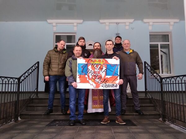 Чланови Сорок-Сорокова из Иванова изражавају подршку Србији на 20. годишњицу бомбардовања. - Sputnik Србија