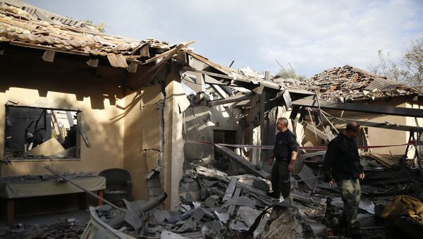 Policija na mestu kuće razrušene u raketnom napadu na Izrael iz Pojasa Gaze - Sputnik Srbija