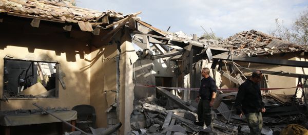Полиција на месту куће разрушене у ракетном нападу на Израел из Појаса Газе - Sputnik Србија