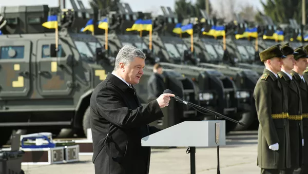 Predsednik Ukrajine Petro Porošenko obraća se pripadnicima vojske - Sputnik Srbija