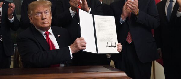 Трамп у друштву Нетанијахуа показује одлуку о Голанској висоравни - Sputnik Србија