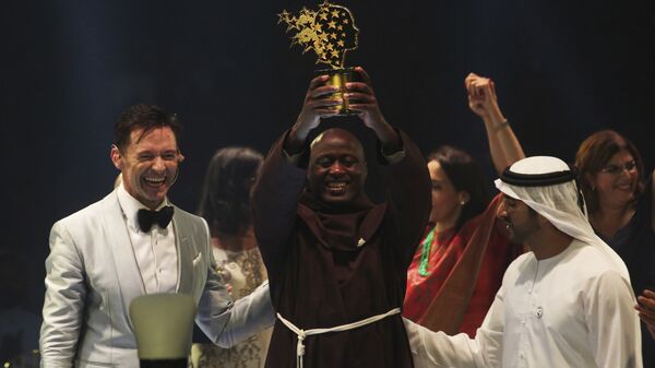 Кенијски учитељ Питер Табичи, глумац Хју Џекман и престолонаследник Дубаија шеик Хамдан бин Мухамед ел Мактум на додели награде за најбољег учитеља - Sputnik Србија