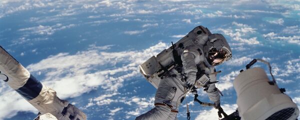Astronaut u svemirskoj šetnji otvorenim svemirom na Međunarodnoj svemirskoj stanici Astronaut u svemirskoj šetnji otvorenim svemirom na Međunarodnoj svemirskoj stanici - Sputnik Srbija