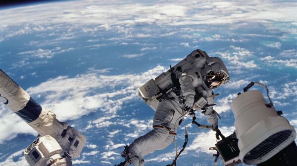 Астронаут у свемирској шетњи отвореним свемиром на Међународној свемирској станици - Sputnik Србија