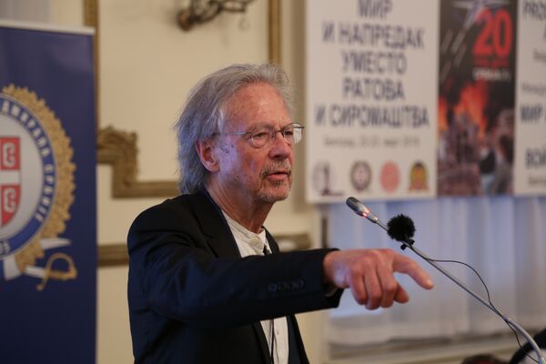 Петар Хандке, нобеловац који је на највећем платну књижевности показао Србију Петар Хандке, нобеловац који је на највећем платну књижевности показао Србију - Sputnik Србија