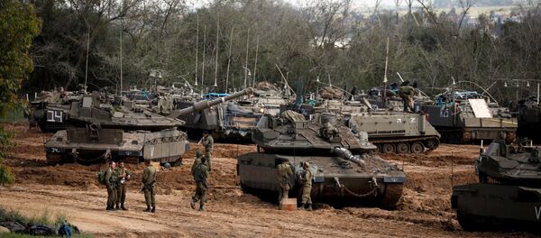 Израелски војници стоје поред тенкова на граници са Газом - Sputnik Србија