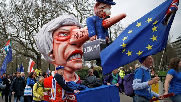 Присталице останка Велике Британије у ЕУ са лутком Терезе Меј на протесту Народ гласа у Лондону, 23. марта 2019. - Sputnik Србија