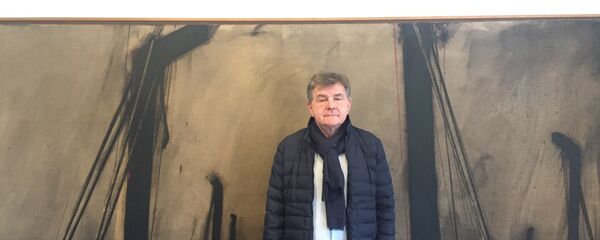 Radoslav Pavlović pored dela Vladimira Veličkovića. - Sputnik Srbija