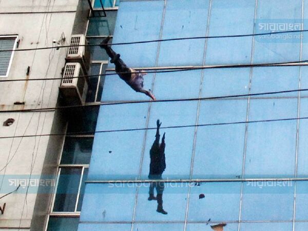 Čovek pada u ambis tokom požara na zgradi u Bangladešu Čovek pada u ambis tokom požara na zgradi u Bangladešu - Sputnik Srbija