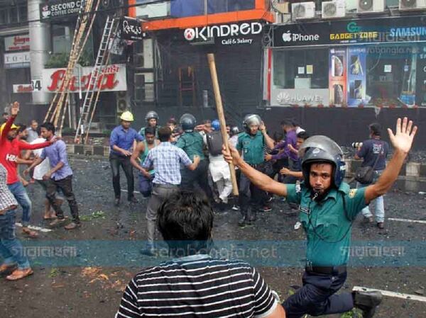 Očajnički pokušaji spasilaca da izvuku zatočene Očajnički pokušaji spasilaca da izvuku zatočene - Sputnik Srbija