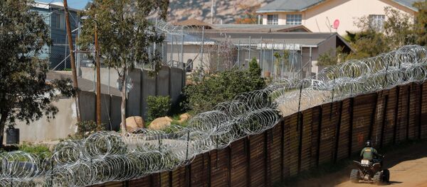 Амерички граничар патролира дуж границе Мексика и Сједињених Америчких Држава - Sputnik Србија