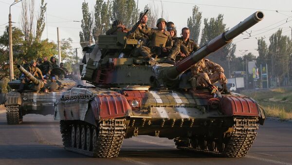 Vojnici iz ukrajinske vojske voze se na tenku - Sputnik Srbija