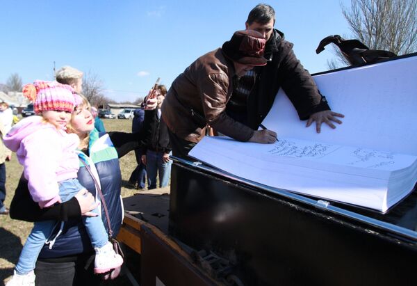 Становници ДНР остављају поруке председнику Украјине Петру Порошенку у књизи срама Становници ДНР остављају поруке председнику Украјине Петру Порошенку у књизи срама - Sputnik Србија