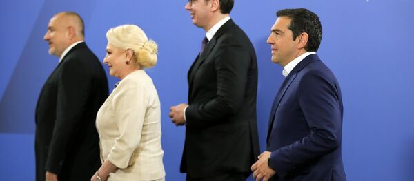 Премијери Бугарске и Румуније Бојко Борисов и Виорика Данићила, председник Србије Александар Вучић и премијер Грчке Алексис Ципрас после састанка балканске четворке у Снагову, у Румунији. - Sputnik Србија