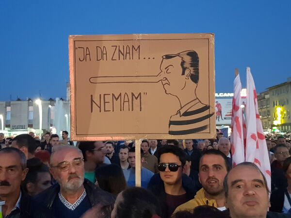 Један од најупечатљивијих транспарената на протесту у Подгорици - Sputnik Србија