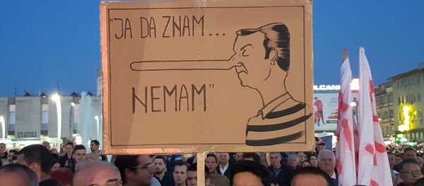 Један од најупечатљивијих транспарената на протесту у Подгорици Један од најупечатљивијих транспарената на протесту у Подгорици - Sputnik Србија