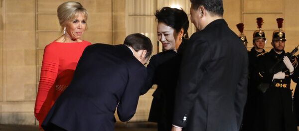 Француски председник Емануел Макрон и његова супруга Брижит били су домаћини кинеском председнику Сију Ђинпингу и његовој супрузи Пенг Лијуан - Sputnik Србија