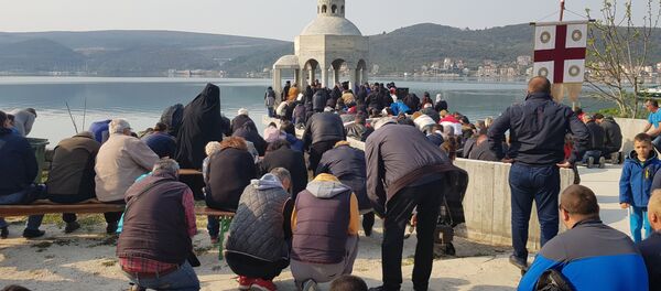 Народ брани крстионицу - Sputnik Србија