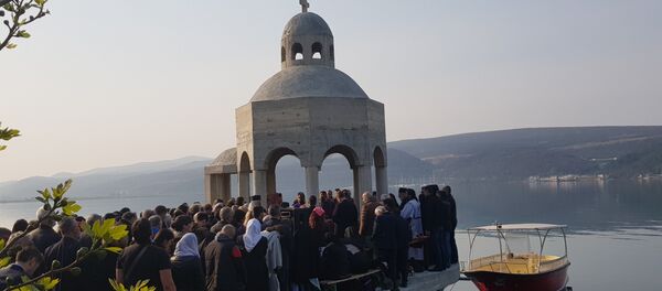 Гужва испред крстионице - Sputnik Србија