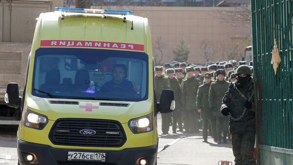 Амбулантна кола излазе из круга Војне академије Можајски у Санкт Петербургу након експлозије у којој је повређено неколико особа - Sputnik Србија
