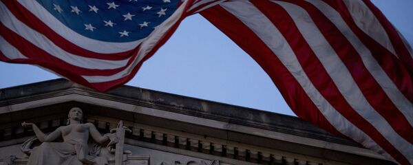Америчка застава вијори се испред Министарства правде у Вашингтону - Sputnik Србија