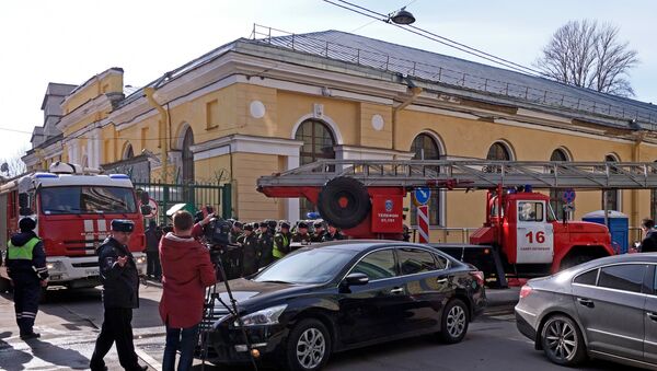 Vatrogasna vozila izlaze iz kruga Vojne akademije Možajski u Sankt Peterburgu nakon eksplozije - Sputnik Srbija