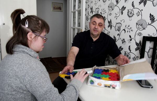 Goran Velinov sa ćerkom Leom. Velinov je dobio je batine od dvojice sugrađana koje je zamolio da oslobode parking mesto ispred škole koju pohađa njegova ćerka. Goran Velinov sa ćerkom Leom. Velinov je dobio je batine od dvojice sugrađana koje je zamolio da oslobode parking mesto ispred škole koju pohađa njegova ćerka. - Sputnik Srbija