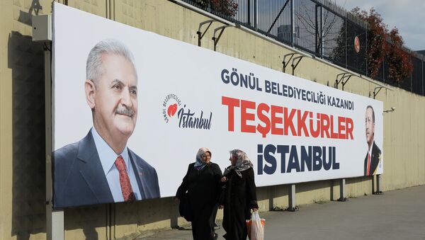 Ljudi prolaze pored bilborda kandidata za gradonačelnika Binalija Jildirima u Istanbulu na kojem se zahvaljuje gradu - Sputnik Srbija