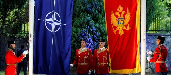 Црногорска почасна гарда подиже заставе НАТО-а и Црне Горе - Sputnik Србија