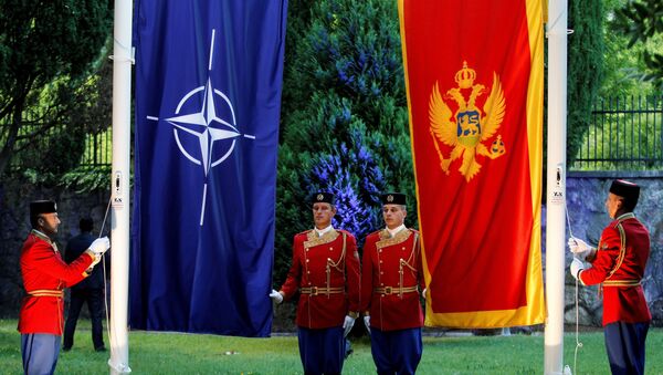 Crnogorska počasna garda podiže zastave NATO-a i Crne Gore - Sputnik Srbija