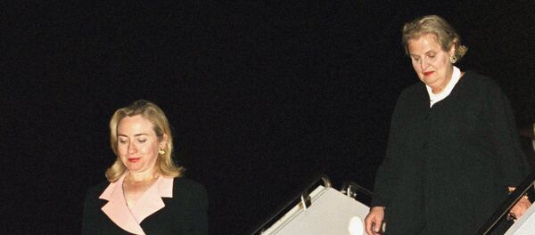 Бивша прва дама САД Хилари Клинтон и бивша амбасадорка САД у УН Медлин Олбрајт на аеродрому у Пекингу 5. септембра 1995. - Sputnik Србија