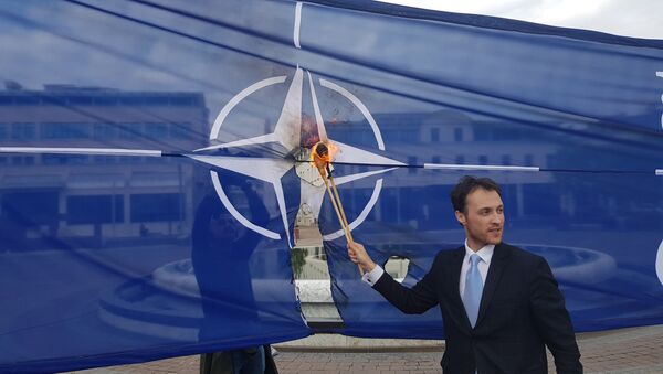 Marko Milačić pali zastavu NATO-a - Sputnik Srbija