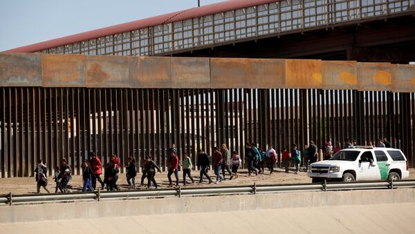 Američki graničnici sprovode migrante na granici sa Meksikom koji su pokušali nelegalno da pređu granicu sa Sjedinjenim Američkim Državama - Sputnik Srbija