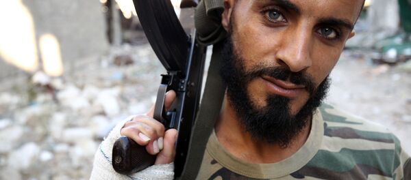 Солдат ливийской национальной армии позирует с автоматом - Sputnik Србија