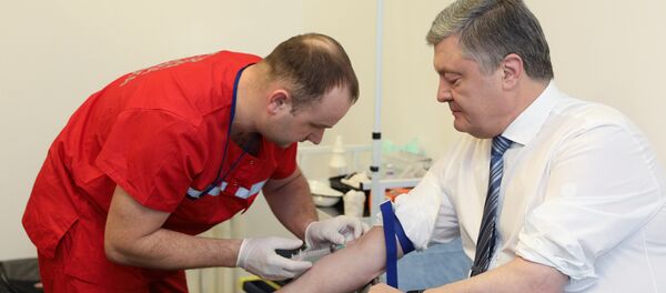 Петро Порошенко даје анализу крви - Sputnik Србија
