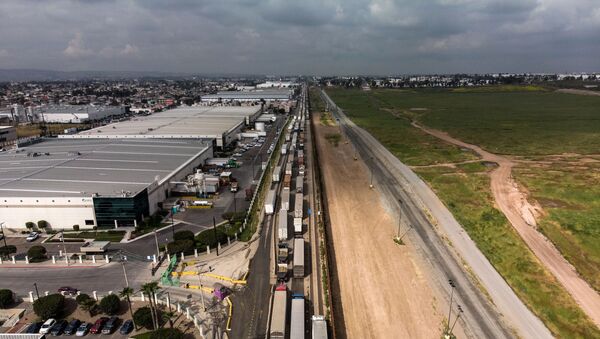 Поглед на теретне камионе поређане дуж америчко-мексичке границе на граничном прелазу Тихуана - Sputnik Србија
