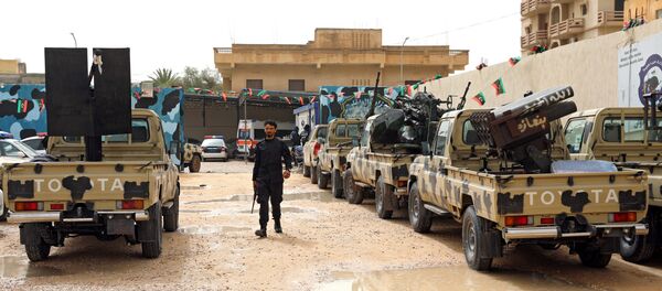 Pripadnik snaga međunarodno priznate libijske vlade u vozilima konfiskovanim od trupa libijskog komandanta Halifa Haftara u Zavijahu zapadno od Tripolija - Sputnik Srbija
