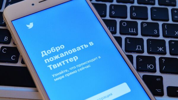 Страница друштвене мреже Твитер на екрану телефона - Sputnik Србија