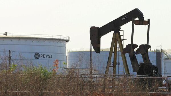 Naftna pumpa i cisterna sa logom venecuelanske naftne kompanije PDVSA u Laguniljasu - Sputnik Srbija
