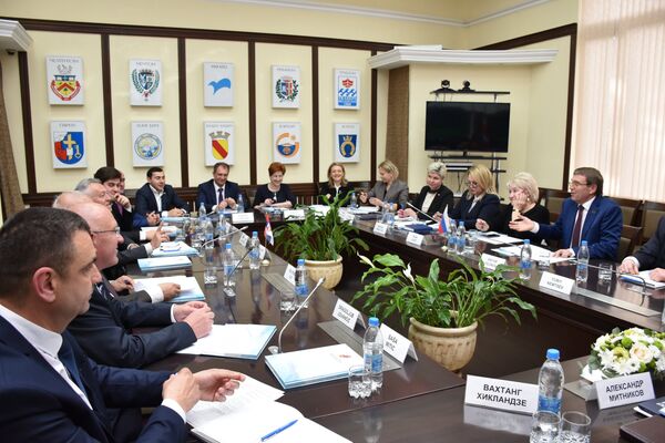 Идеју о сарадњи између Ваљева и Сочија развили су пре две године млади посланици на Фестивалу омладине и студената, након чега је уследио низ састанака градских челника. - Sputnik Србија