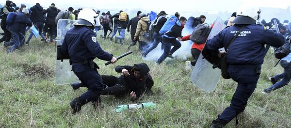 Полиција је испалила сузавац на десетине људи, који су бацали камење и боце - Sputnik Србија