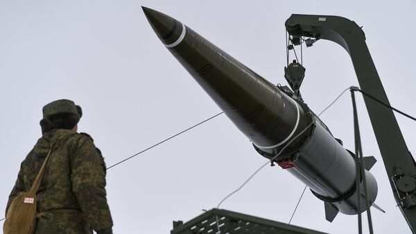 Priprema balističke rakete protivraketnog sistema Iskander M - Sputnik Srbija