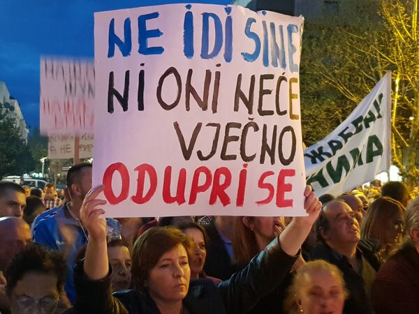 Грађани су се након окупљања на платоу испред Скупштине кренули у шетњу Грађани су се након окупљања на платоу испред Скупштине кренули у шетњу - Sputnik Србија